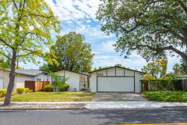Main picture of 906 E Estates Dr