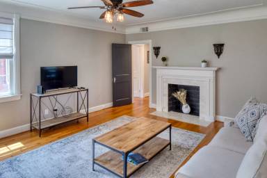 Main picture of 727 E 52nd St