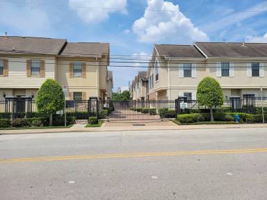 Main picture of 2911 Clinton Dr