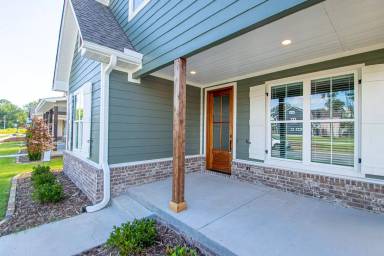 Main picture of 404 Gardens Ln