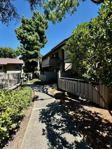 Main picture of 100 Kinross Dr