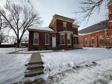 Main picture of 203 W Dewald St