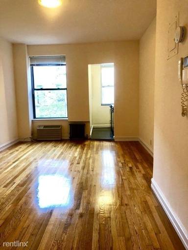 Main picture of 18 E 81st St