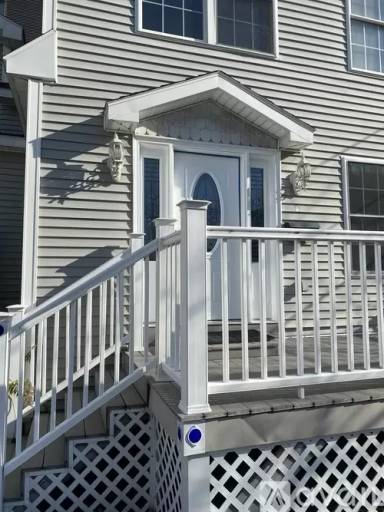 Main picture of 102 E Allen St