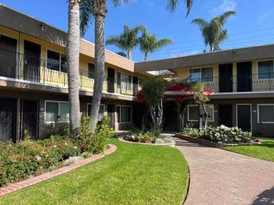 Main picture of 4020 W Rosecrans Ave