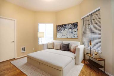 Main picture of 977 PINE Apartments