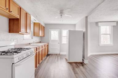Main picture of 2004 Plainview Ave