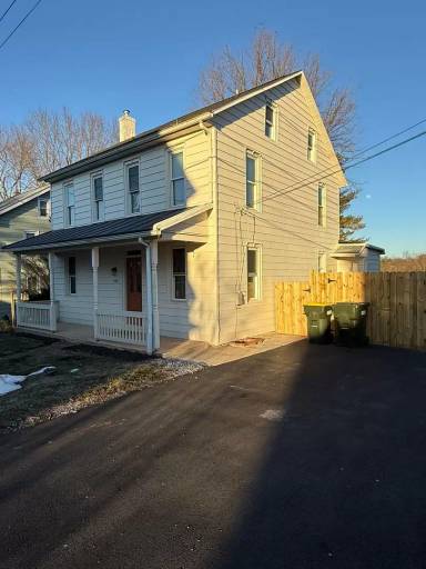 Main picture of 960 Maple St