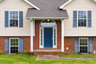 Main picture of 661 Fallbrook Ln