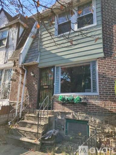 Main picture of 321 E Meehan Ave