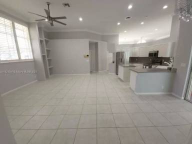 Main picture of 3090 Lakewood Cir