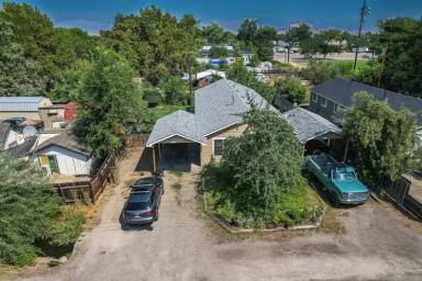 Main picture of 210 E 12th St