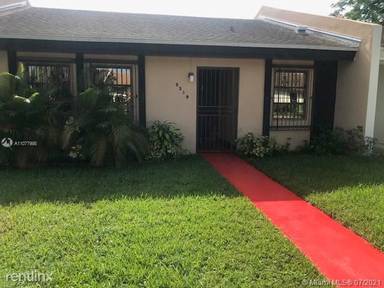 Main picture of 5319 SW 141st Pl
