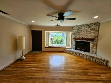 Main picture of 906 N Parish Pl
