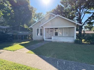Main picture of 203 Summer St
