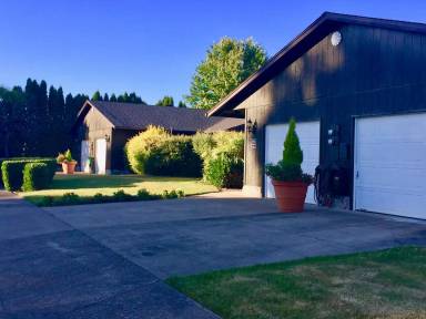 Main picture of 1980 NE Hembree St