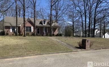 Main picture of 902 E Oak Ave