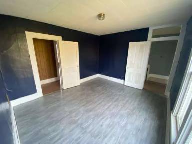 Main picture of 321 1/2 Woodlawn Ave