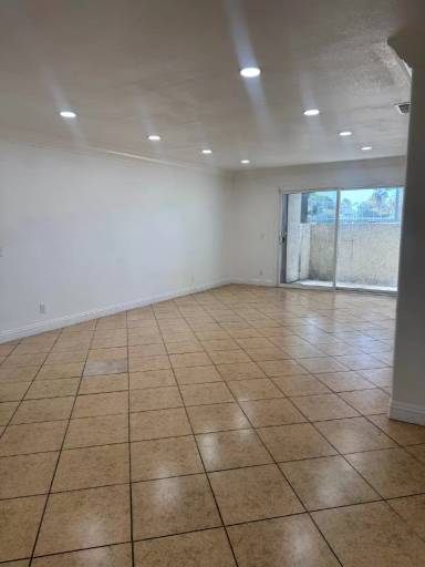 Main picture of 721 W 1st St