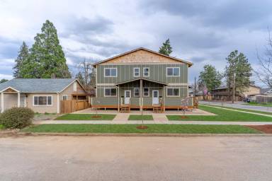 Main picture of 1094 15th St SE