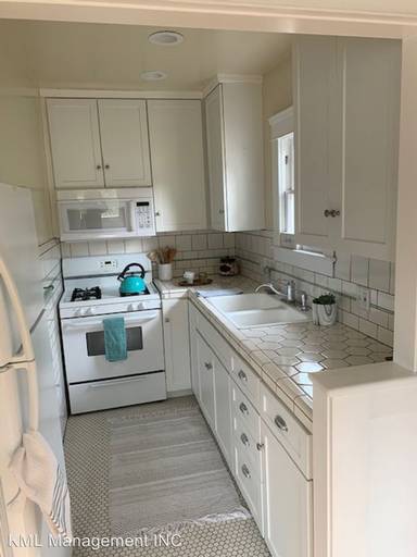 Main picture of 404 Douglas St