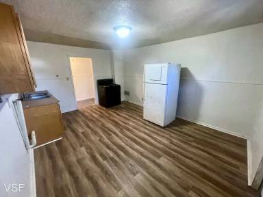 Main picture of 101 S Roosevelt Ave