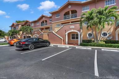 Main picture of 10018 Hammocks Blvd