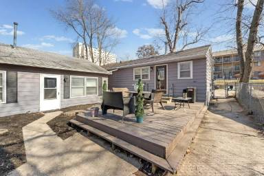 Main picture of 3904-06 Booth St