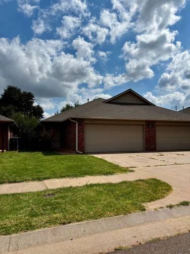 Main picture of 11004 SW 5th St