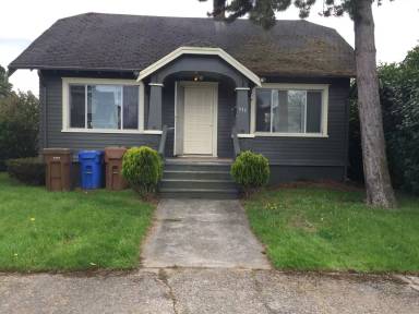 Main picture of 916 E 61st St