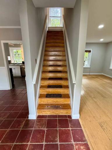 Main picture of 721 W 49th St