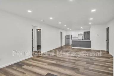 Main picture of 321 W 11