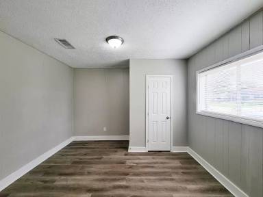 Main picture of 3121 Proswimmer St