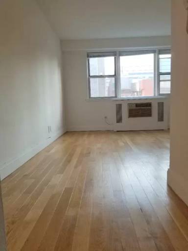 Main picture of 160 E 27th St