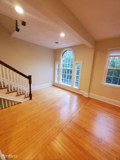Main picture of 5 Craigie Cir
