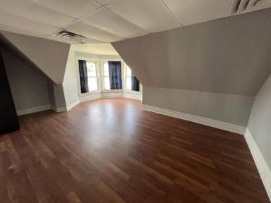 Main picture of 627 College St