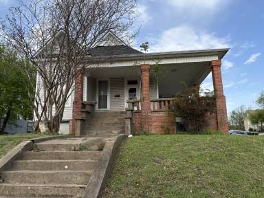 Main picture of 801 S Broadway Ave