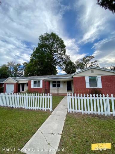 Main picture of 1916 Skidaway Rd
