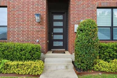 Main picture of 2817 Stanley Ave