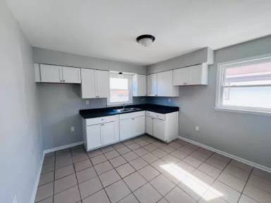 Main picture of 5866 N 61st St