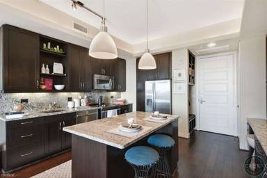 Main picture of 305 S Congress Ave