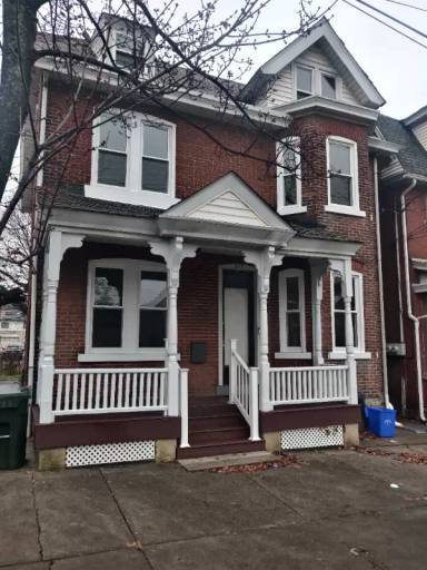 Main picture of 611 Center St