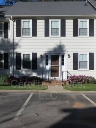 Main picture of 900 N Main St