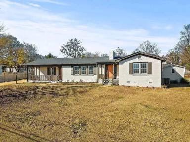 Main picture of 305 Hillside Dr