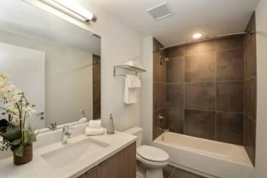 Main picture of 121 E 14 St