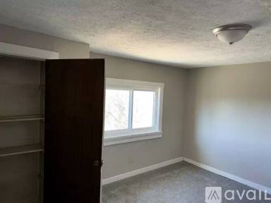 Main picture of 909 Perry Hwy