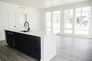 Main picture of 4700 Broadway St