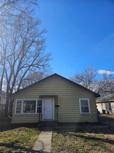 Main picture of 1216 N Eisenhower Dr