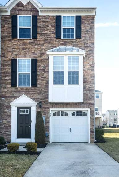Main picture of 75 Village Green Ln