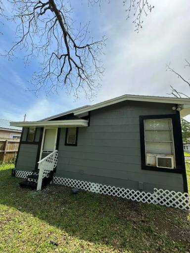 Main picture of 2115 Woodside St